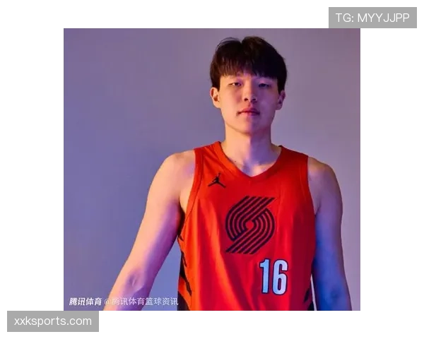 杨瀚森训练完啃鸡腿的样子,真不像个管得住嘴的篮球新星 杨瀚森训练完啃鸡腿的样子,真不像个管得住嘴的篮球新星